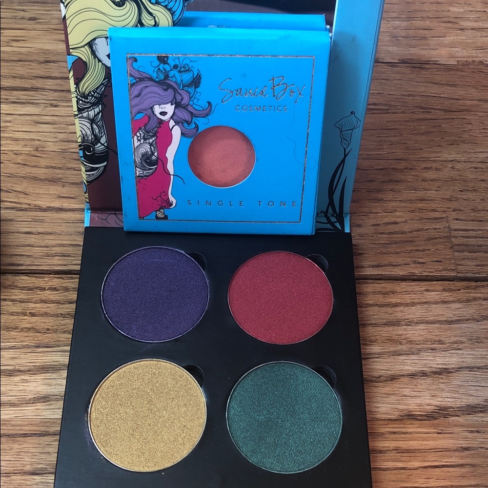 Vibrant Eyeshadow Palette with Mirror